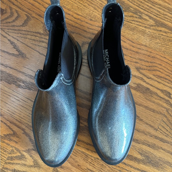 Michael Kors Silver Boots rain snow size 9 Like New - Picture 2 of 6